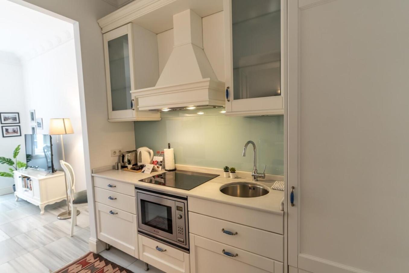 Designer 1-bdr In Trendy Neighborhood
