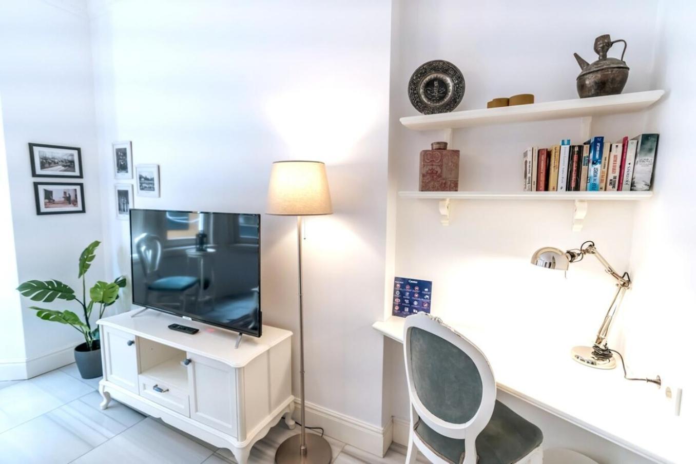Designer 1-bdr In Trendy Neighborhood *